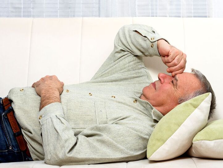 Un hombre sufre complicaciones de prostatitis.