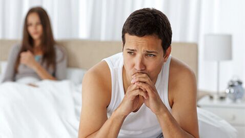 Problemas en la cama de un hombre debido a la prostatitis